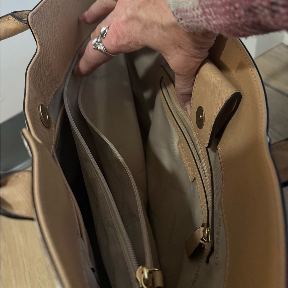 Calvin Klein Blossom Print Cream Tote - Picture 7 of 9